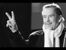 Havel nese noty od Soroše na ruskou ambasádu...
