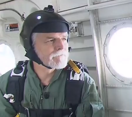 Prezident Pavel, seskok padákem